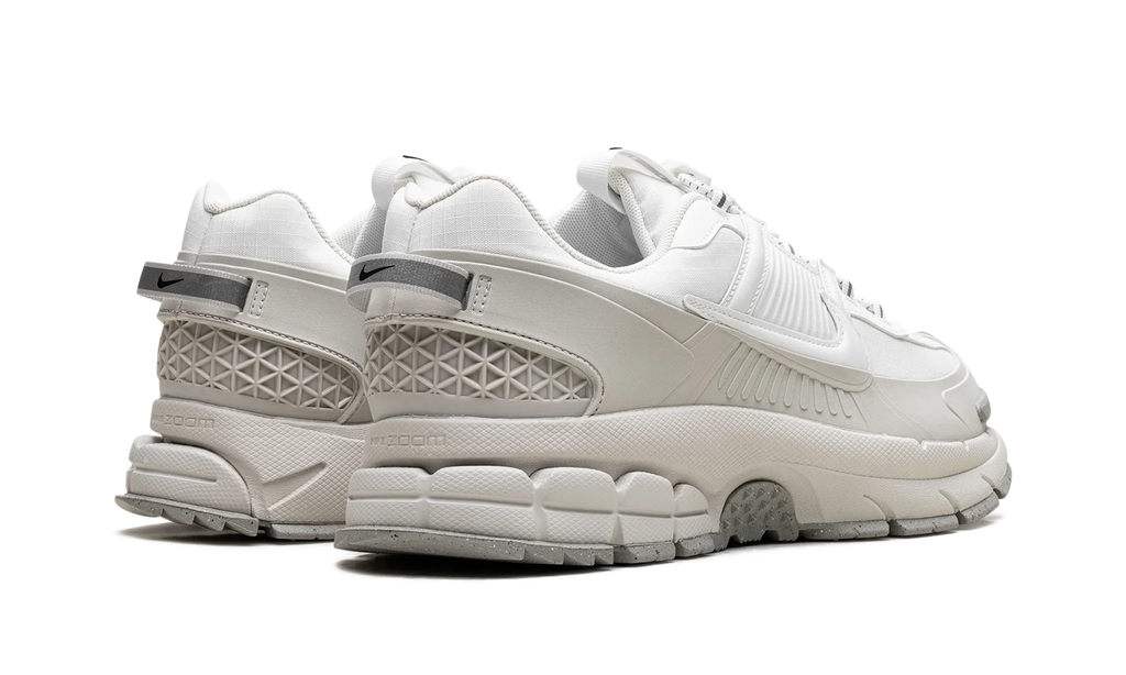 Zoom Vomero Roam "Summit White Light Bone Light Iron Ore"