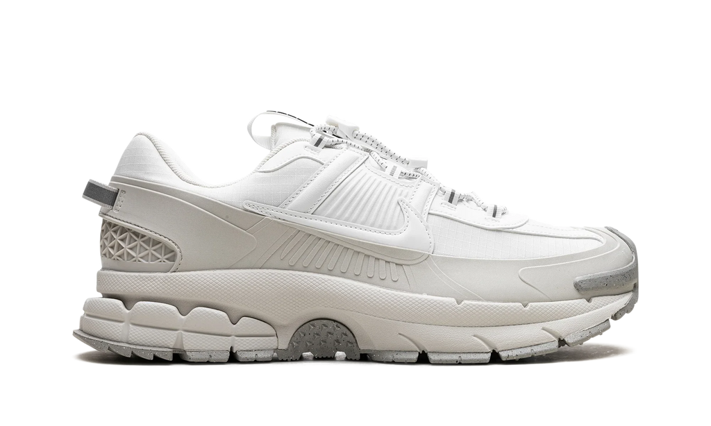 Zoom Vomero Roam "Summit White Light Bone Light Iron Ore"