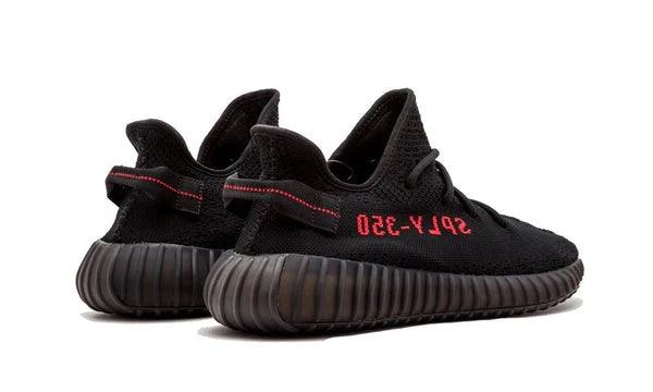 Baskets noires Yeezy Boost 350 V2 avec inscription rouge, semelle épaisse, style streetwear