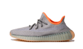 Basket grise Yeezy Boost 350 V2 Desert Sage avec semelle translucide et doublure orange fluo.