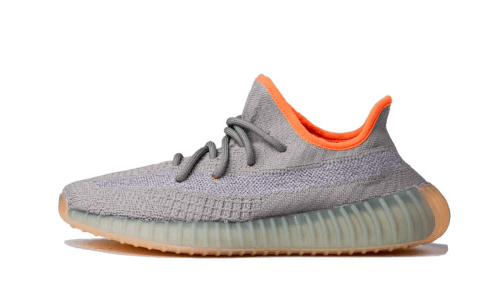 Basket grise Yeezy Boost 350 V2 Desert Sage avec semelle translucide et doublure orange fluo.